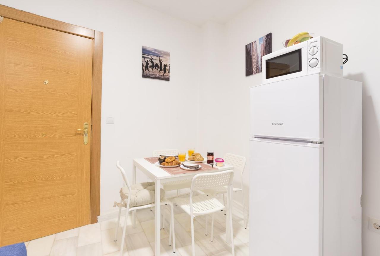 Ole Hostels Malaga Zambrano エクステリア 写真