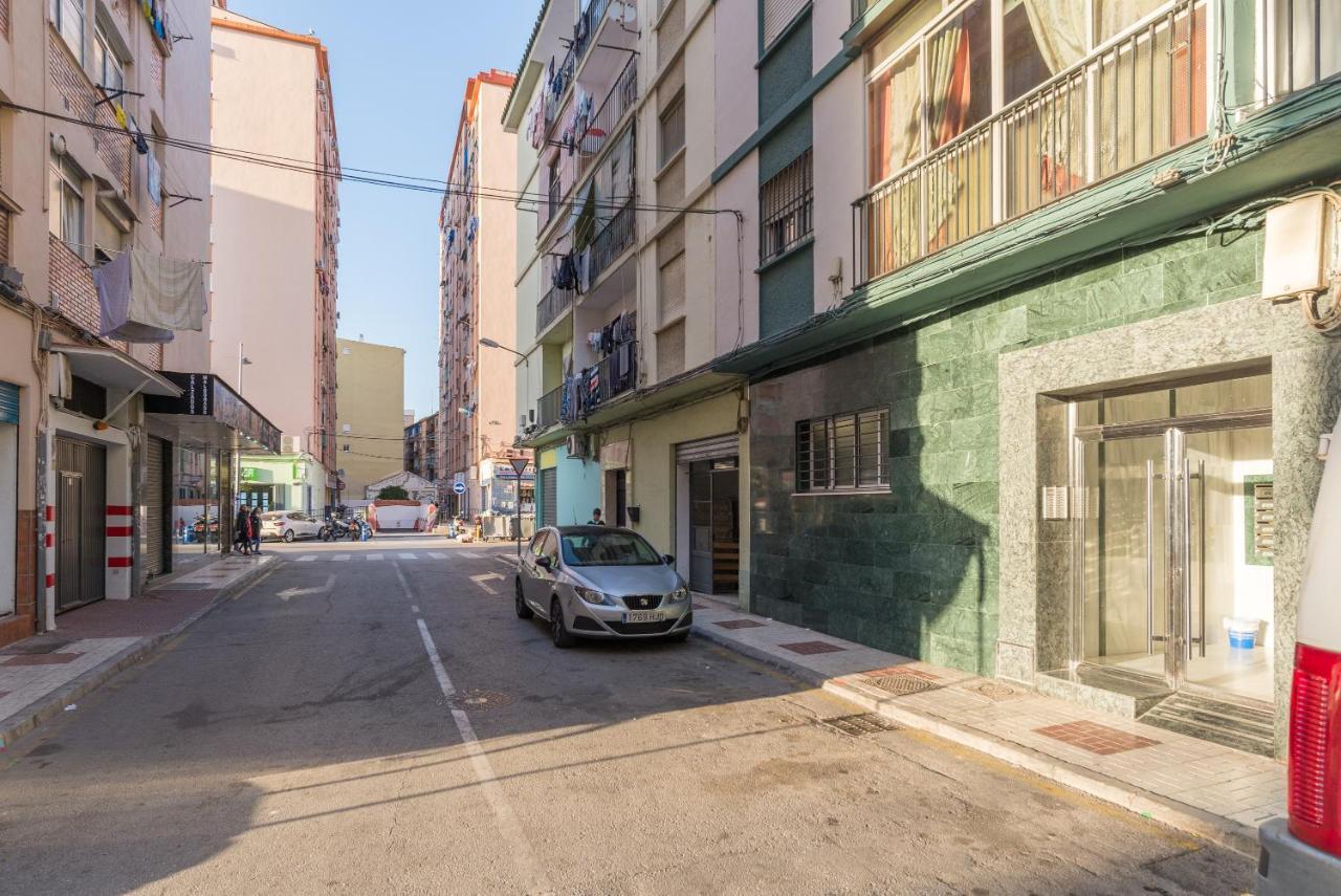 Ole Hostels Malaga Zambrano エクステリア 写真